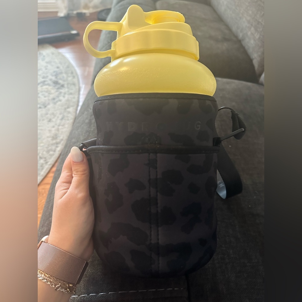 Daffodil Hydrojug with Midnight Leopard Sleeve